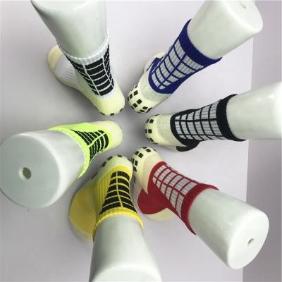 China Sport Farbenfrohe nicht rutschfeste Fußball Athletik Männer Custom Logo Jugend Fußball Grip Socks zu verkaufen