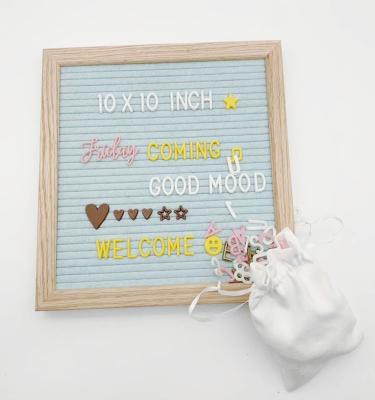 China Home Decorations.Gifts 10*10 Inch Solid Oak Wood Framed Light Blue Felt Letter Board Message Board with 460 Letters and Plastic Holders for sale