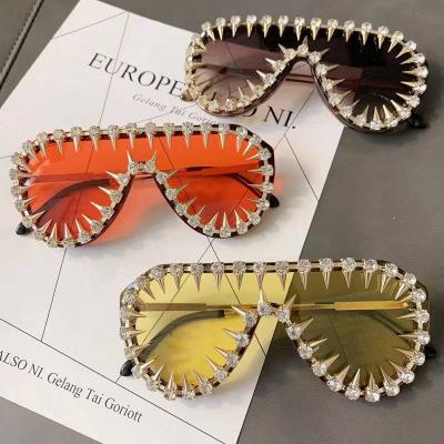 China Unique Luxury Round Crystal Rivet Designer Sun Glasses Diamond Rhinestone Men Shades Shunglasses UV400 Style Sun Glasses Women Fashion Sun Glasses for sale