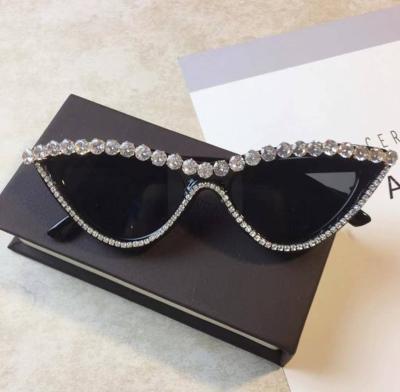 China Fashion Sunglasses In Running Rhinestone Cat Eye Sun Glasses Ladies Diamond Sunglasses Women UV400 for sale