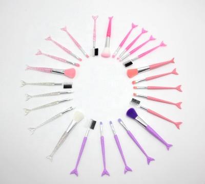 China Fan Brush 2022 Amazon Best Seller Make Up Brush Wholesale Price Multicolor Bling Quicksand Makeup Brushes for sale