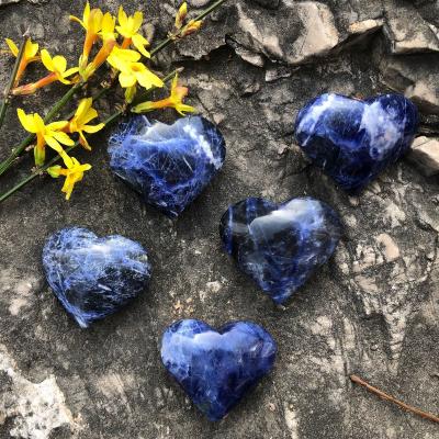 China Blue Hearts Sodalite Crystal Heart Love Stone Palm from China Natural Swollen Worry Stone for Chakra Reiki Healing for sale