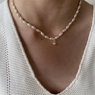 China White Rice Pearl Bead Chain Scarf With N0566 French Vintage Imitation Pearls Ball Pendant Beaded With Ball Charm Necklaces For Women White Rice Pearl Bead Chain Scarf for sale