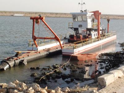 China 900 mm Diámetro de la cabeza del cortador Barco de dragado de lodo Barco de dragado de barro con profundidad de succión 10 m en venta