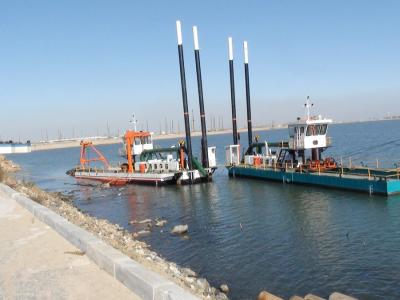 Chine Bateau de dragage centrifuge de boues à coque en acier pour 5 personnes pour les canaux fluviaux / lacs à vendre