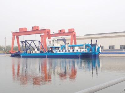 Cina 6inch to 26 inch Cutter Suction Mud Dredger With GPS and Spud Carriage for Sand and Mud dredging in Dredging Project in vendita