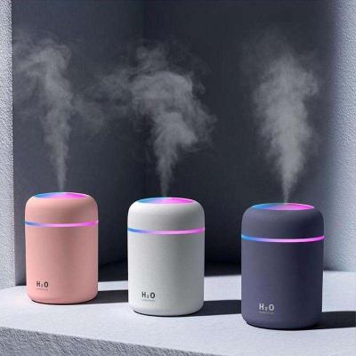 China Car Portable H2O mini car air humidifier USB desktop colorful cup humidifier diffuser aroma LED night light for sale