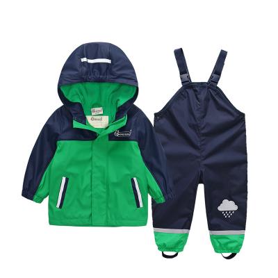 China chaquetas impermeables funcionales de la capilla de la lluvia de los equipos al por mayor de alta calidad de las chaquetas con los sistemas durables de los pantalones de la PU para los niños en venta