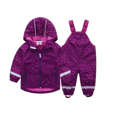 China Muchachos de encargo de los niños y traje impermeable tejido poliéster de la chaqueta de la lluvia de las muchachas 100% y del impermeable de los niños de los pantalones en venta