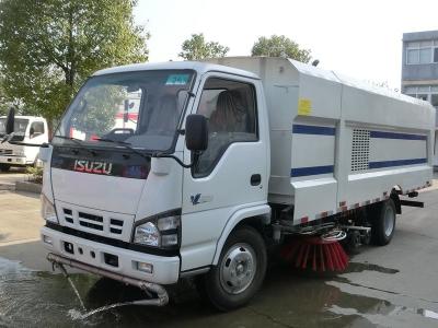 Cina Camion della spazzatrice stradale di vuoto di Isuzu 4 tonnellate 4000 litri con il recipiente di polvere 5cbm in vendita