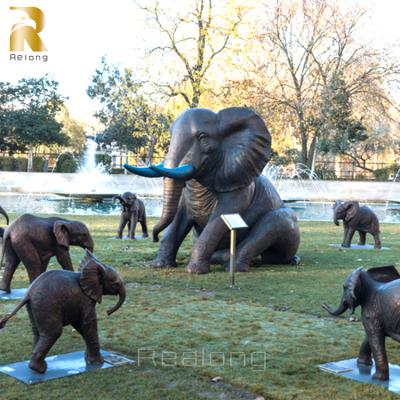 China Europe New Design Bronze Elephant Group Statues Outdoor Park Decor For Sale for sale