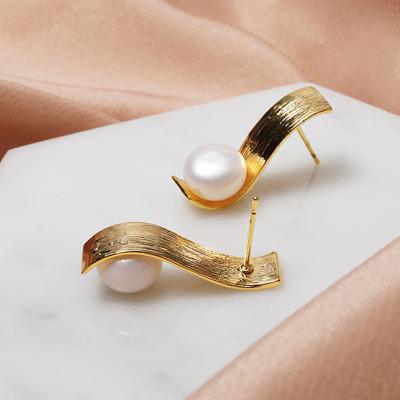 China Wholesale FASHIONABLE Natural Freshwater Pearl S Shape Charm Earrings 925 Sterling Silver Gold Plated Jewelry For Women for sale