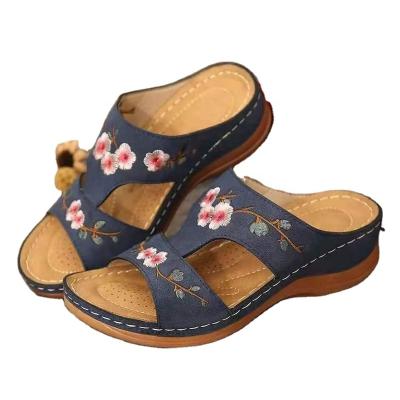 China 2023 fashion trend summer sandals women's sandals up-to-date slippers factory wholesale large size heel simple embroidered women's wedge sandals for sale