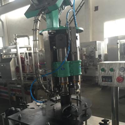 China 300 600 ml Glasflasche Elektrisch angetrieben Aluminiumdeckel Krone Deckelmaschine Automatisch zu verkaufen