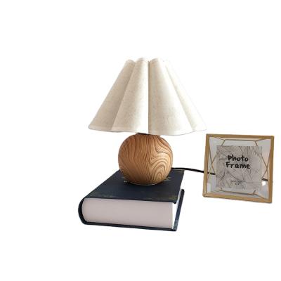 China Modern Korean Ceramic Petal Table Lamp Girl CIA Hotel Home Living Room Decoration Bedroom Bedside Lamp Ceramic Table Lamp for sale