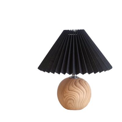 China Modern Vintage Korean Girls' Home Stay At Home Central Institute of Statistics Creative Pleated Decorative Ceramic Bedside Table Lamp Bedroom Table Lamp for sale