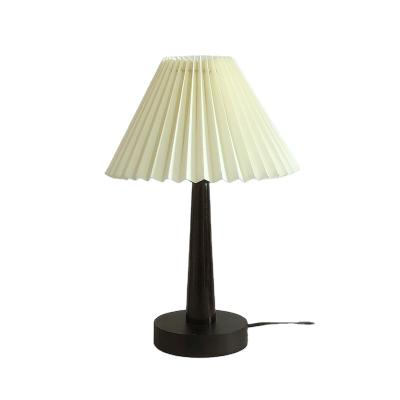 China Modern vintage wanghong lamp korea retro desk decorative lamp creative girls central institute of statistics hotel stay night bedroom home lamp for sale