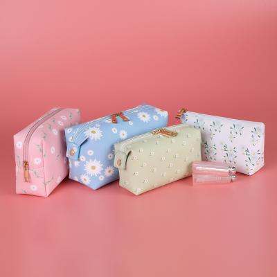 China Custom Daisy Flower Factory Fashion Travel Lipstick Makeup Brushes Portable Tools Organizer PU Cosmetic Bag for sale