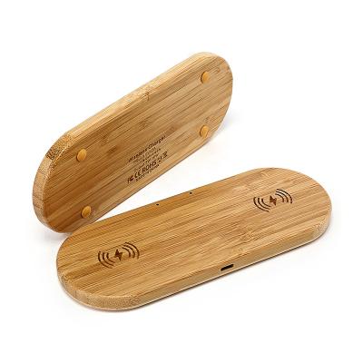 China Dual 10W Wireless Wooden Moblie Phone Charger Pad Wireless Charging Pad for IPhone13 pro Max Wooden Desktop Charging Station en venta