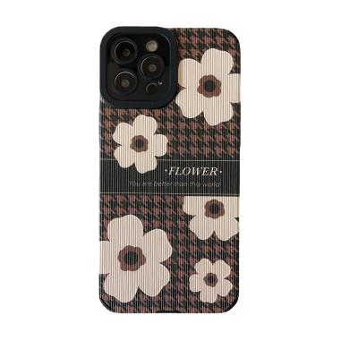 Cina Shockproof Brown Houndstooth Flowers Phone Case For iPhone 13 12 11 pro XS Max Max Back Cover XR x 8Plus 7Plus Fashion Silicone Coque in vendita