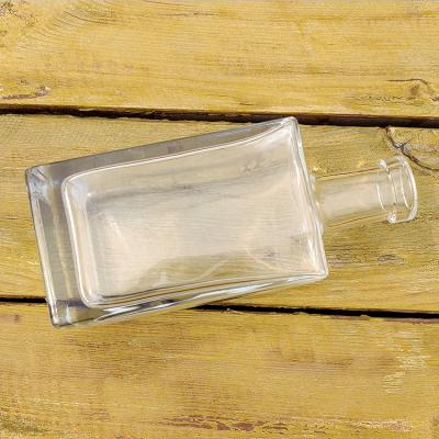 China Luxury Liquor Bottles Clear Mind Bottle With Cork Square Vodka Rum Bottle Manufacturer 500ml Glass Liquor Bottle for sale