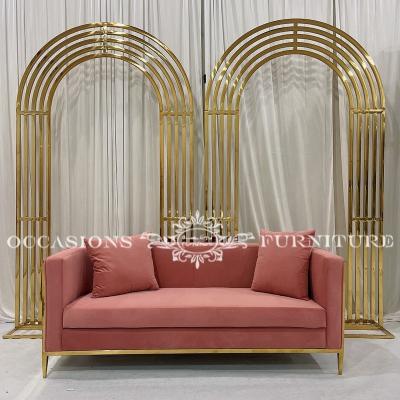 China Morden 2 Seat Wedding Sofa Pink Velvet Golden Laser Cut Loveseat Sofas for sale