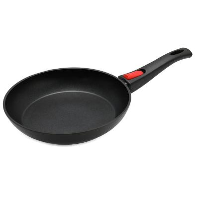 China Durable aluminum forged fry pan with premium non-stick ceramic coating and detachable handle for sale