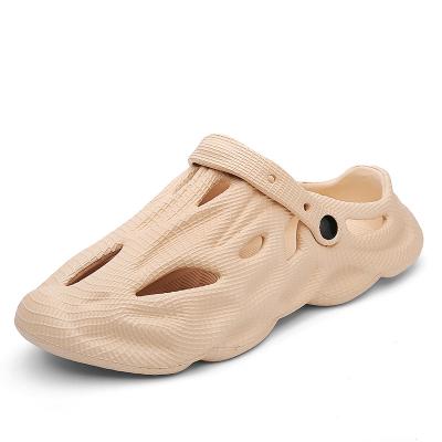 China Designer Boys Sandals Hole Yeezy Fashion Trend New Yeezy Slippers Designer Shoes Wholesale Mens Beach Sandals for sale