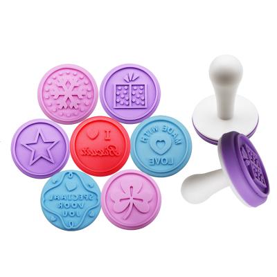 China Sustainable Reusable PP Handle Silicone Cookie Stamp Fondant Cake Mold Baking Tool for sale