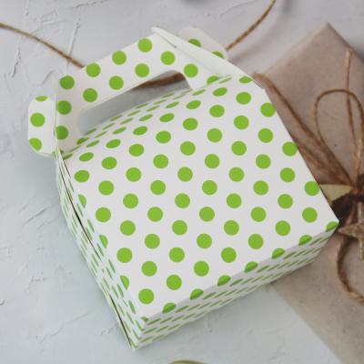 China Fashion Aseptic Multi Colors Portable Dots Design Gable Box Cake Bag Candy Cheesecake Paper Box With Handle for sale