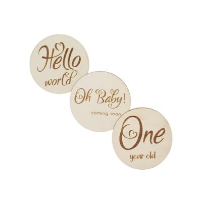 China Europe 2021 Hot Newborn Gift Idea Engraved Wooden Monthly Milestone Chips Baby Milestone Cards Party Props for sale