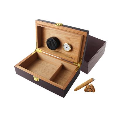 China OEM Handmade Custom Cigar Box Handcrafted Cedar Cigar Humidor Storage Cigar Travel Humidor with Hygrometer and Humidifier for sale