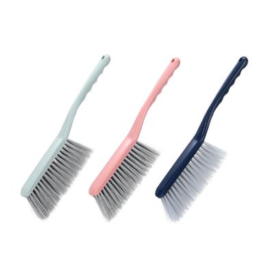 China Sustainable Bed dust sweeping brush cleaning brush sweeping bed long handle remover brush cleaner for sale