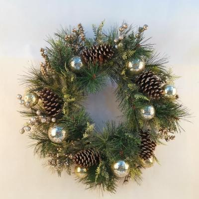 China Home Decoration Artificial Frosted Pine Fern Pind Cones Christmas Decorative Wreath for sale