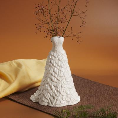 China Cheap custom dress CLASSIC hot sale white ceramic embossing vase for sale