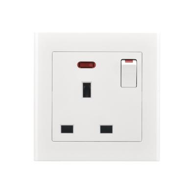 China New Design Easy Installation PS DP Structure UK Standard 13A 3 Pin Switched Wall Socket for sale