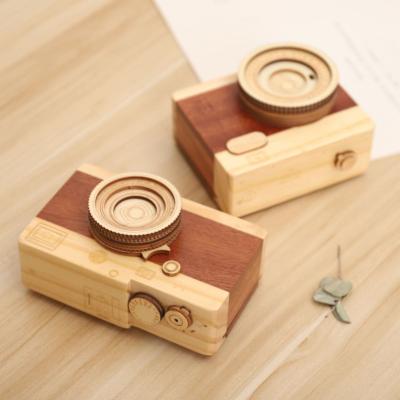 China Gifts Birthday Gift Operated Cute Wooden Hand Crank Melody Wood Power Musical Box Camera Music Box Factory Price Merry Christmas for sale