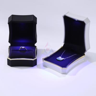 China Eco - Friendly Custom Luxury Jewelry Box White Small Gift Jewelry Packaging Pouch And Box for sale