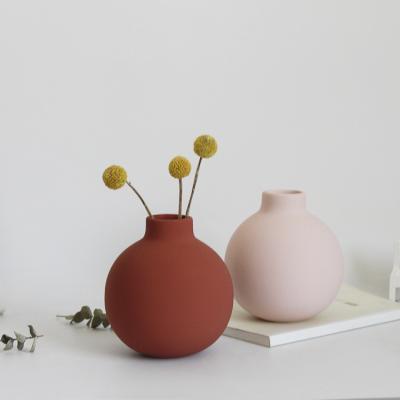 China Minimalist ceramic vase round vase flower arrangement decoration Nordic modern ornament to illustration home decoration furnishings for sale