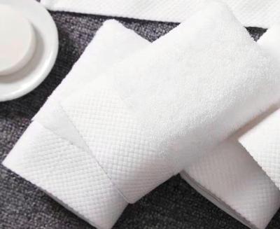 China Hotel Disposable Absorbent Bath Towel Soft Nonwoven White Eco-friendly Cheap Quick Dry Viable for sale