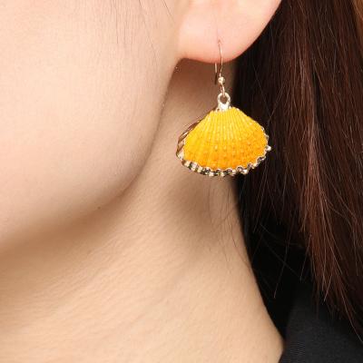 China Vintage New Arrival Summer Gold Plated Circle Shell Orange Fashion Jewelry Natural Scallop Shell Dangle Earrings For Holiday for sale