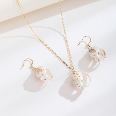 China High Quality Shell Jewelry Set Simple Design Real Jewelry Set Fashion Earrings And Necklace Gold Plated Natural Conch Jewelry Set For Girls for sale