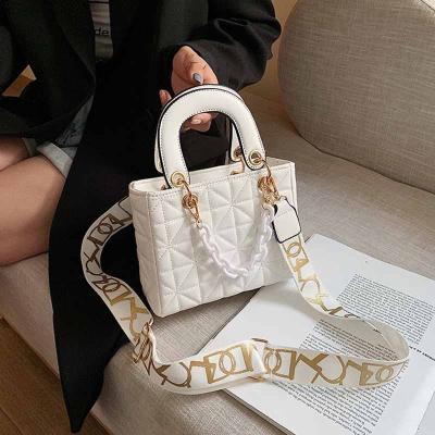 China Luxury Design Tote Bags For Women High Quality 2021 New Fashion Handbags Ladies Shoulder Bags Stretching Lingge Chain Cross - Body Bag And Purse for sale