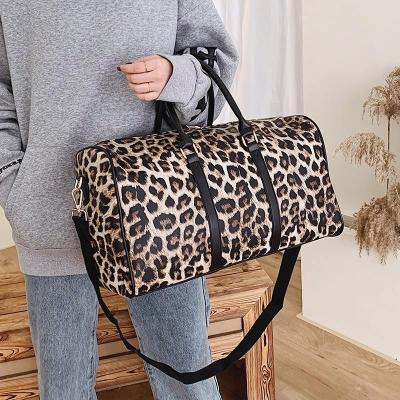 China Hot Water Resistant Fashion Leopard Print Handbag Fleece Gym Bag Weekender Travel Overnight Bag Unisex for sale