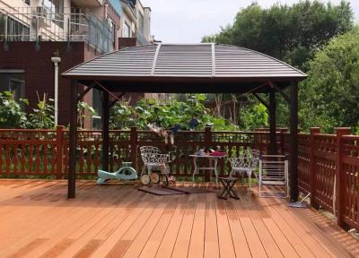 Chine Gazebo sur le toit avec poteaux en bois et moustiquaires à vendre