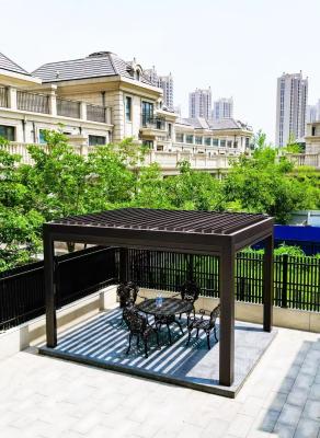 China Metallpergola mit einziehbares Dach Pergola-Fabrik mit Luftschlitzen zu verkaufen