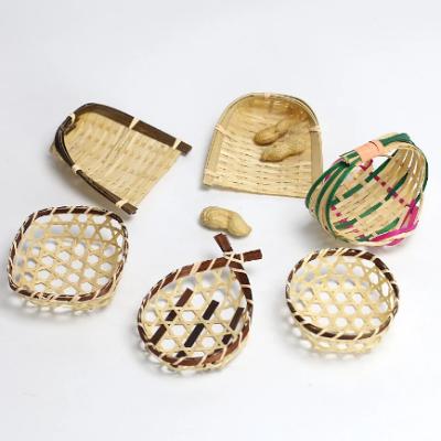 China Wholesale Viable Natural Handmade Mini Bamboo Woven Fruit Basket Home Storage Kitchen Tray Bridesmaid Basket Te koop