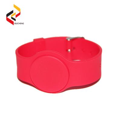 China Hot selling customized writable 13.56MHz waterproof HF NFC Smart RFID Silicone bracelet wristband for sale