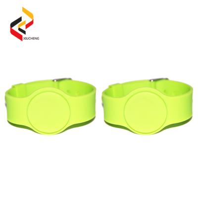 China Fashionable Adjustable 13.56MHz NFC Smart Waterproof RFID Silicone Bracelet Wristband for sale