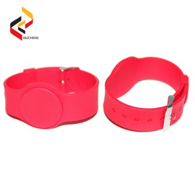 China Factory Price Personalized Custom Shape RFID Silicone Bracelets for sale